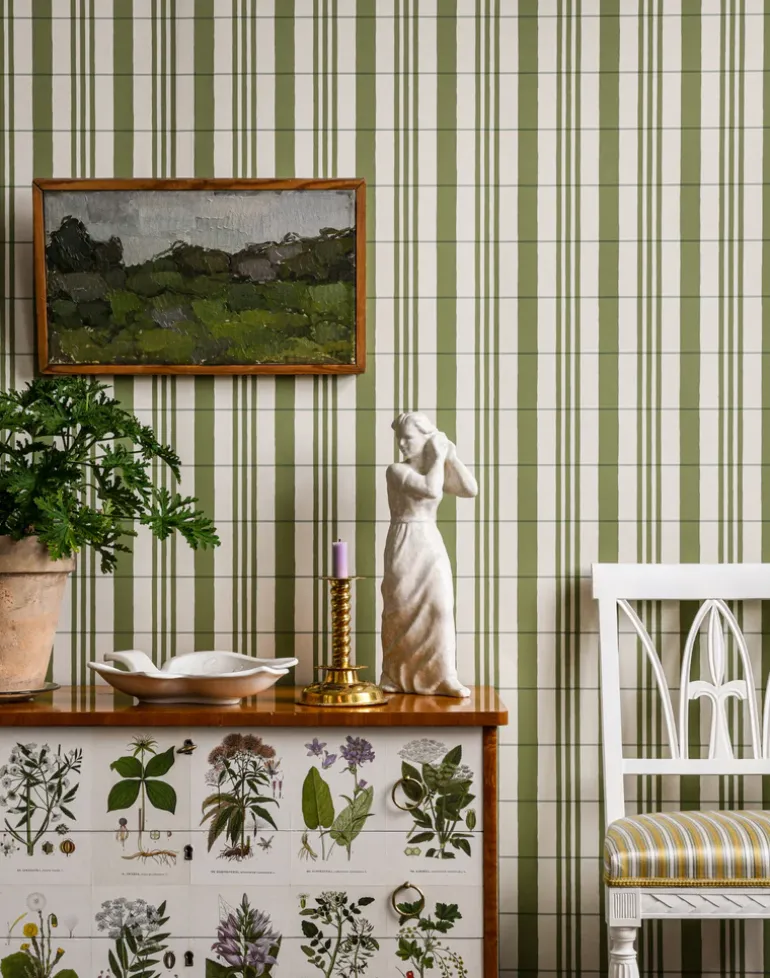 The Guards' Tent, Leaf Green