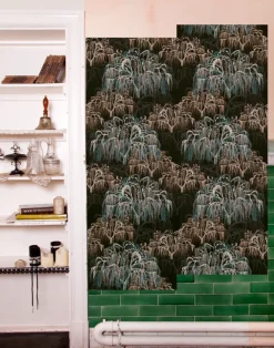 Willow, Lacquer Black